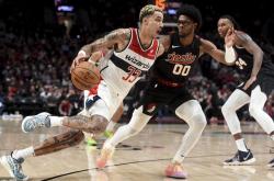 开云在线直播-巴斯克托尼VS摩尔，关键时刻发挥出色