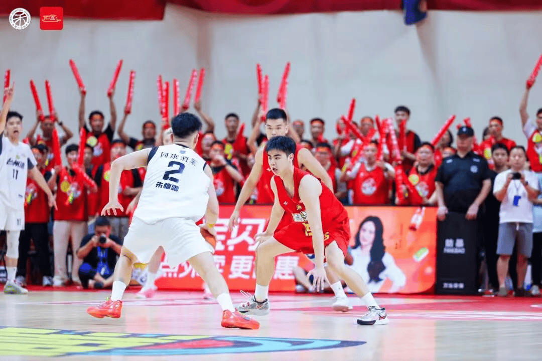 篮球英雄精彩表现引发球迷狂热掌声 篮球英雄精彩表现引发球迷狂热掌声