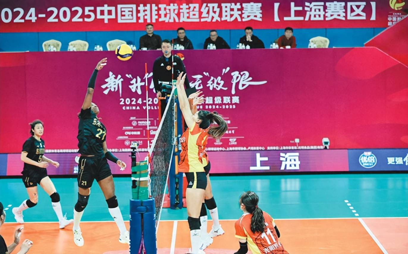 排球比赛选手团结协作,力克对手 排球比赛选手团结协作,力克对手