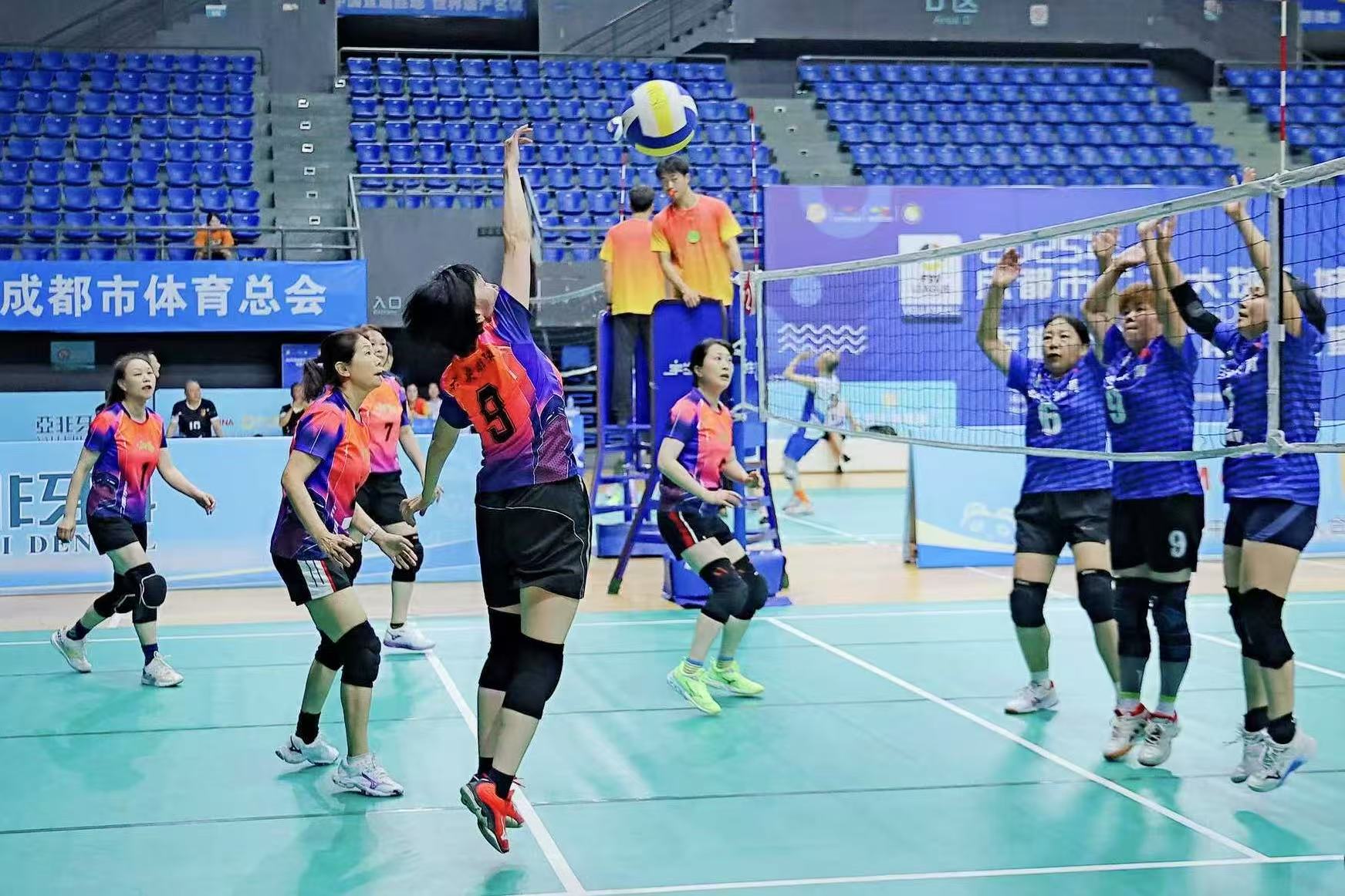 排球比赛选手团结协作,力克对手 排球比赛选手团结协作,力克对手