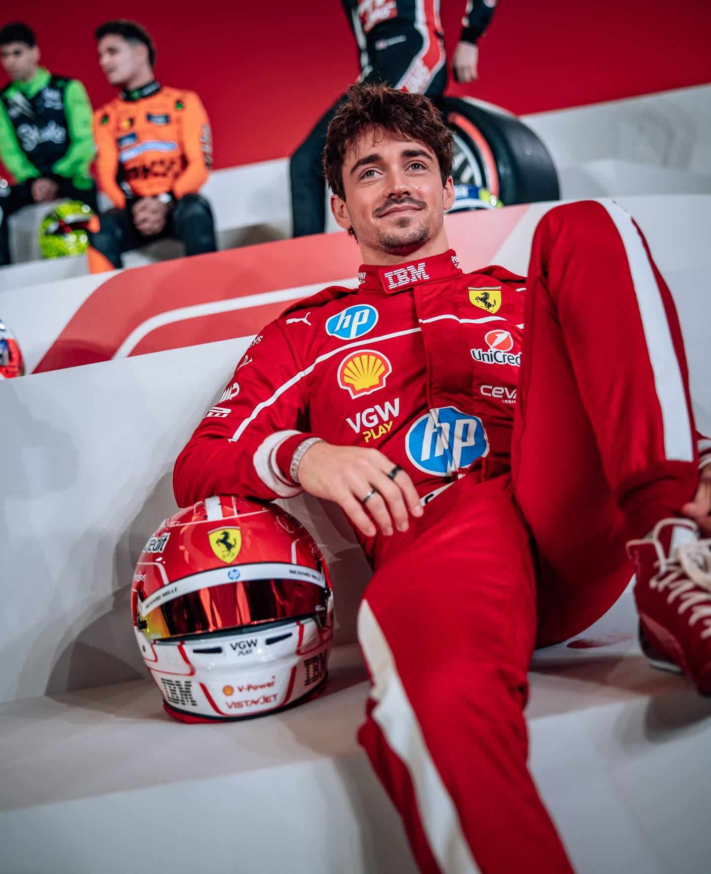 雷诺车队力克迈凯伦，塞恩斯带队取胜