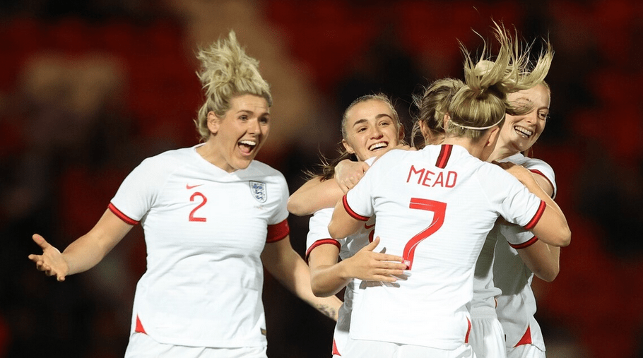 英格兰队横扫韩国队，马龙刷新纪录