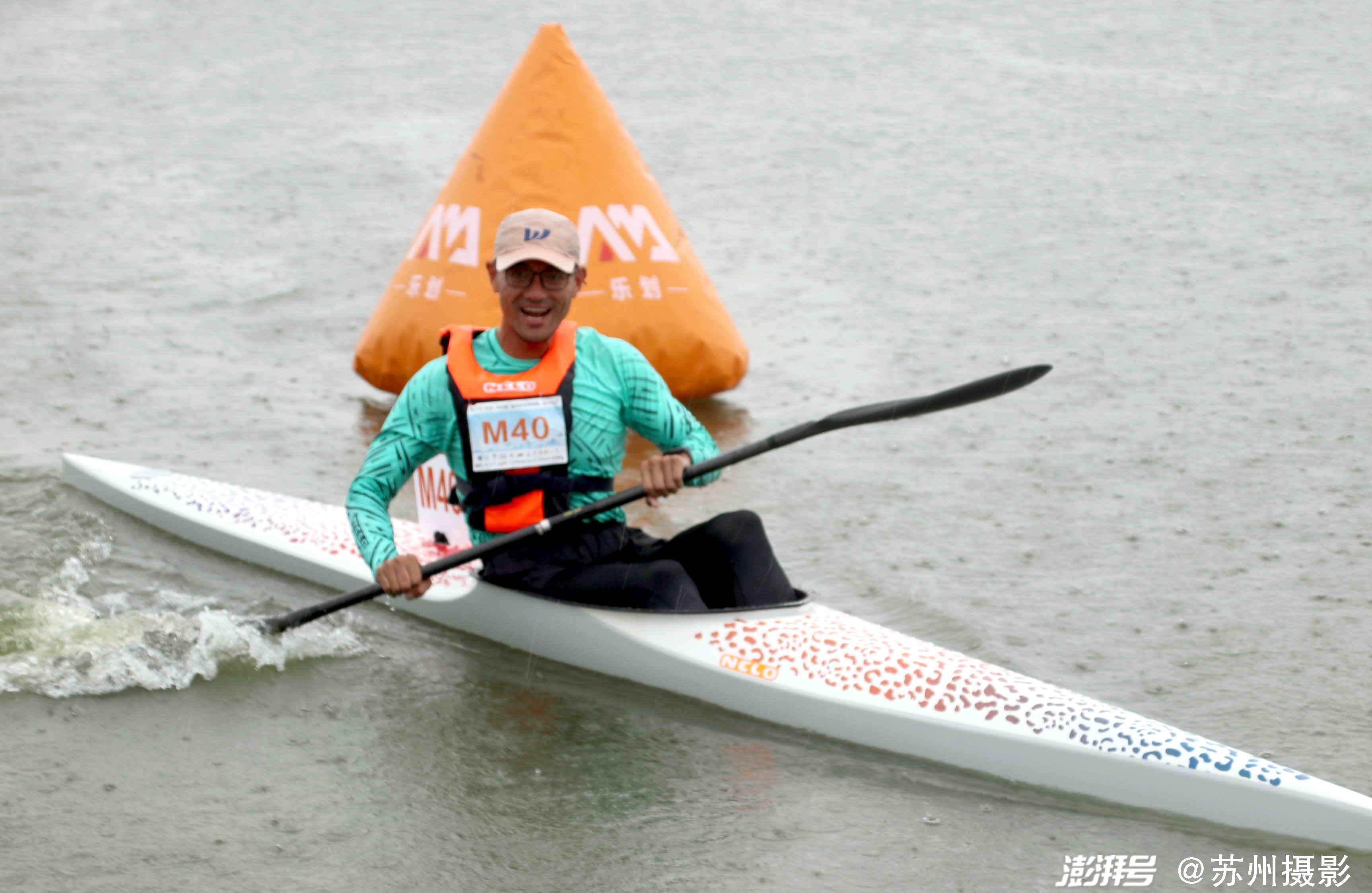 皮划艇比赛中选手奋勇前进，无惧风浪的简单介绍