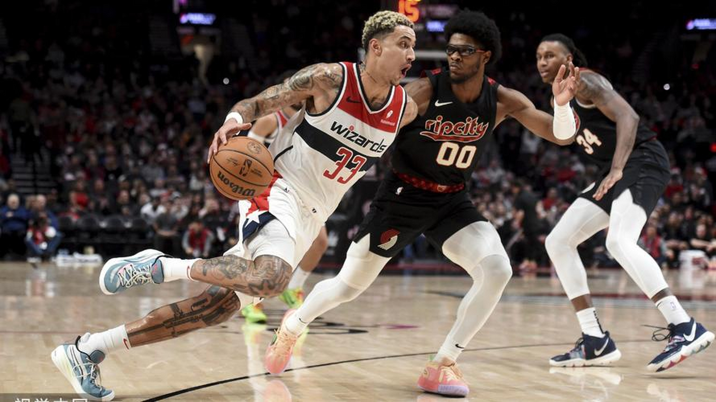 巴斯克托尼VS摩尔，关键时刻发挥出色