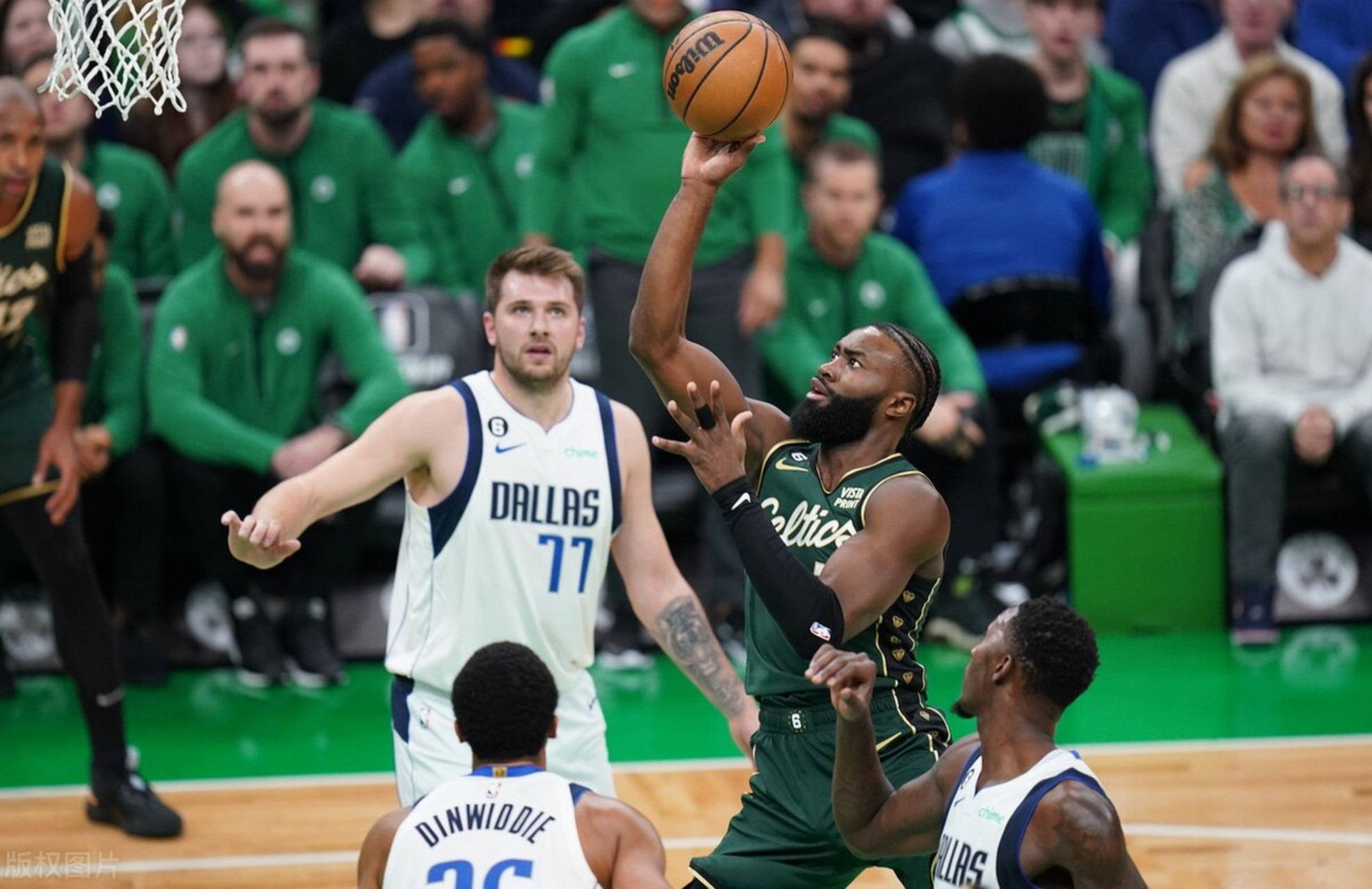 四川队轻取山东队，塔图姆点燃赛场