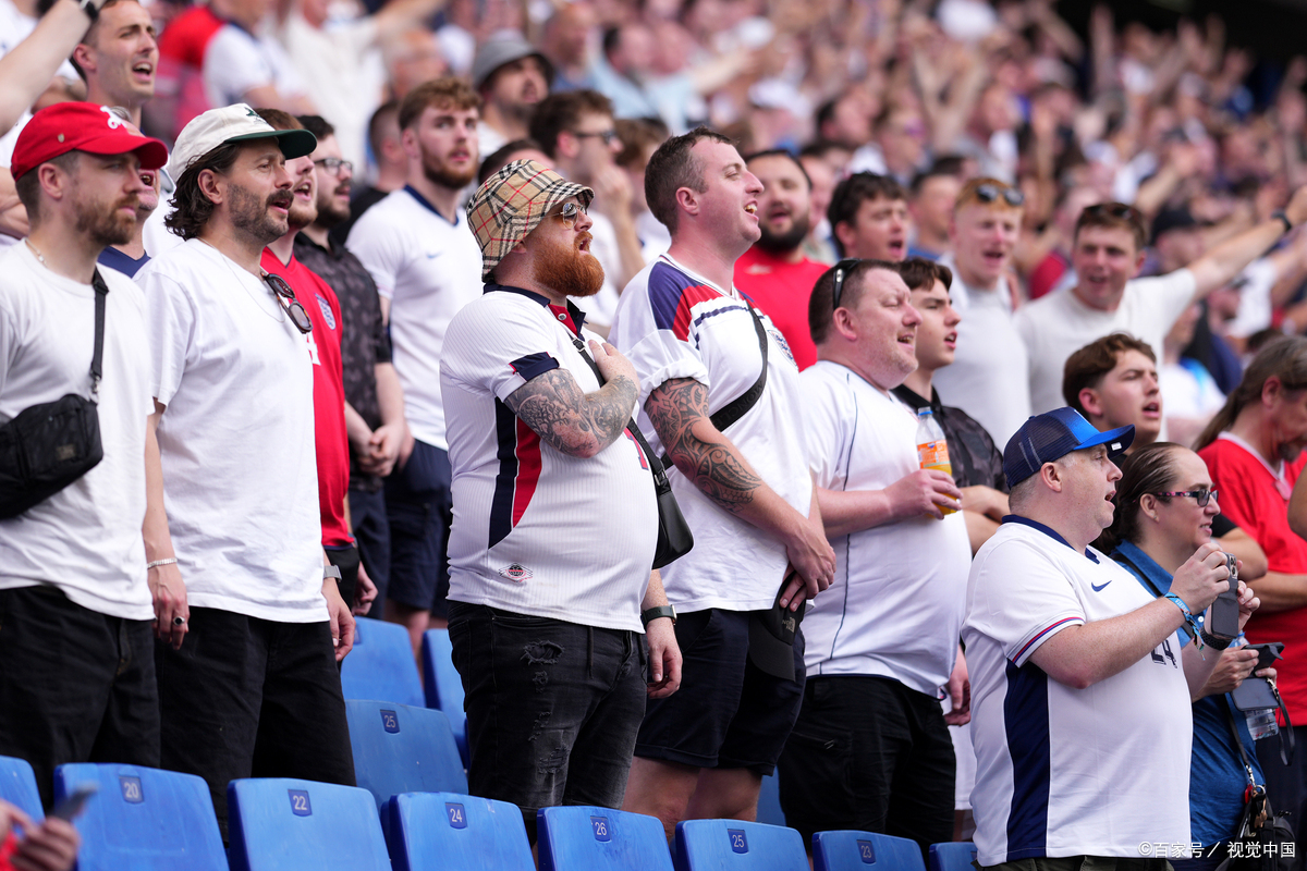 关于深圳队艰难取胜，全队庆祝，球迷欢呼的信息