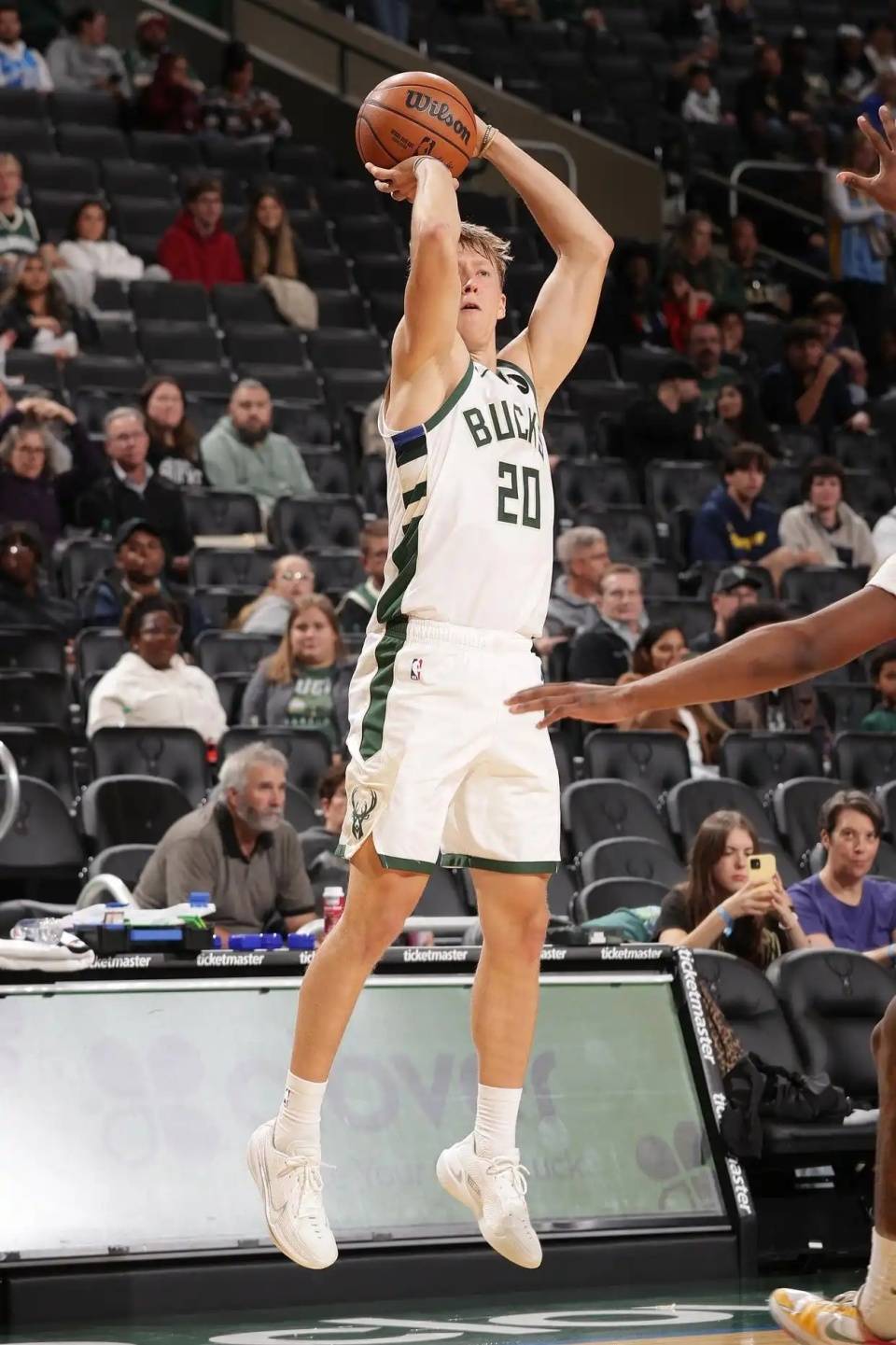 雄鹿碾压勇士B队，丹尼·格林爆发神勇的简单介绍