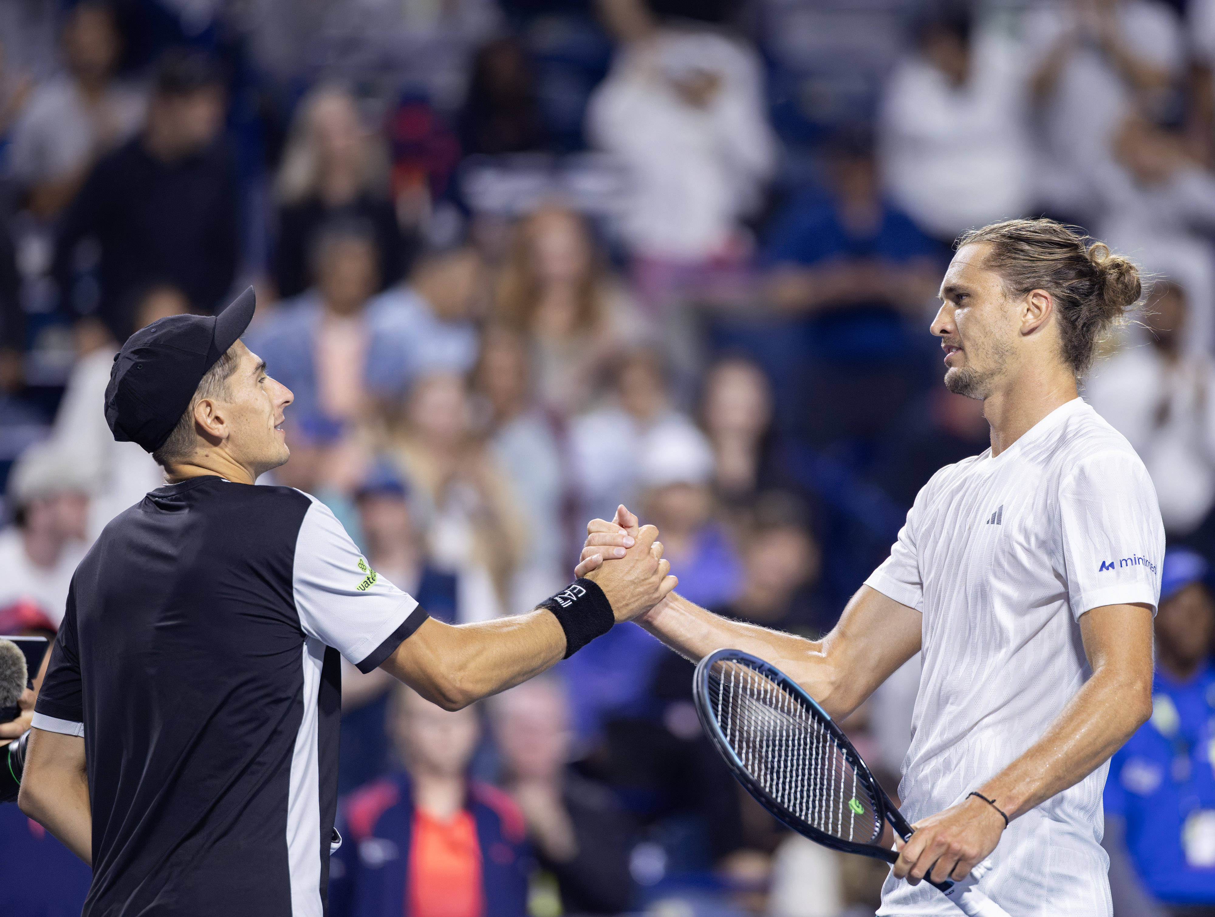 意大利网球队强势日本网球队，兹维列夫三分雨点燃全场的简单介绍