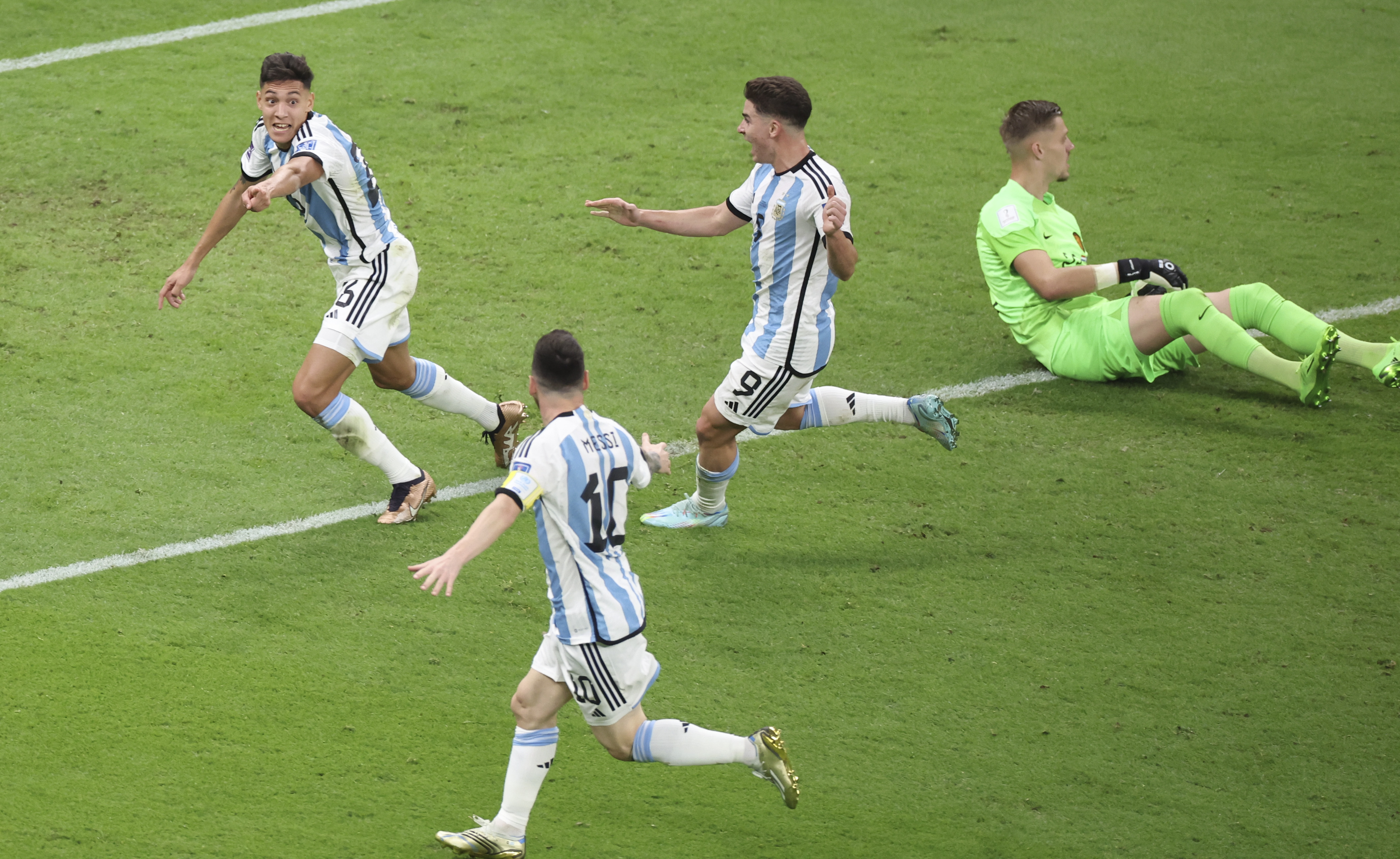 包含南美杯赛激烈角逐：巴西与阿根廷大战一触即发的词条