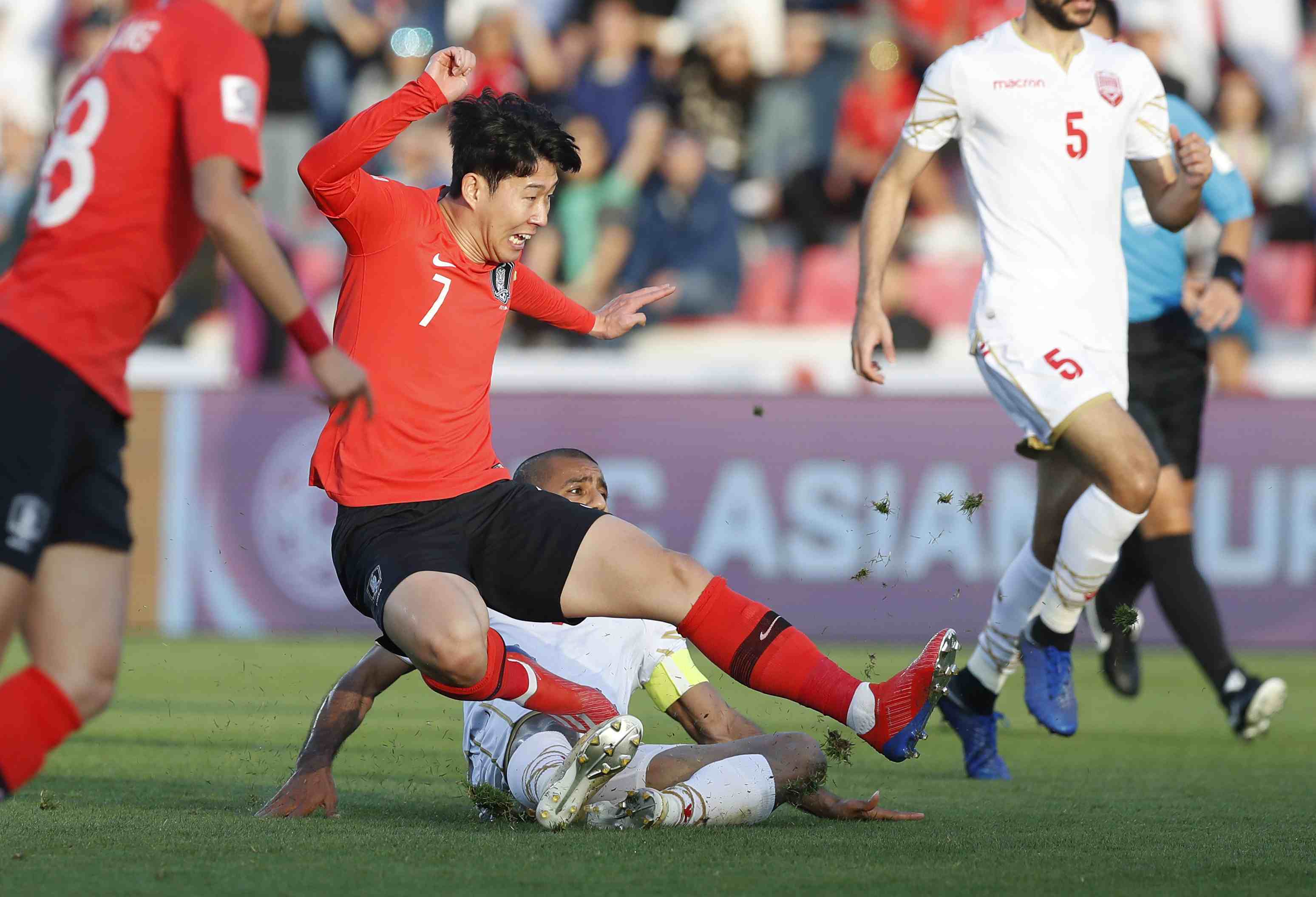 韩国羽毛球队险胜中国羽毛球队，陶菲克三分雨点燃全场