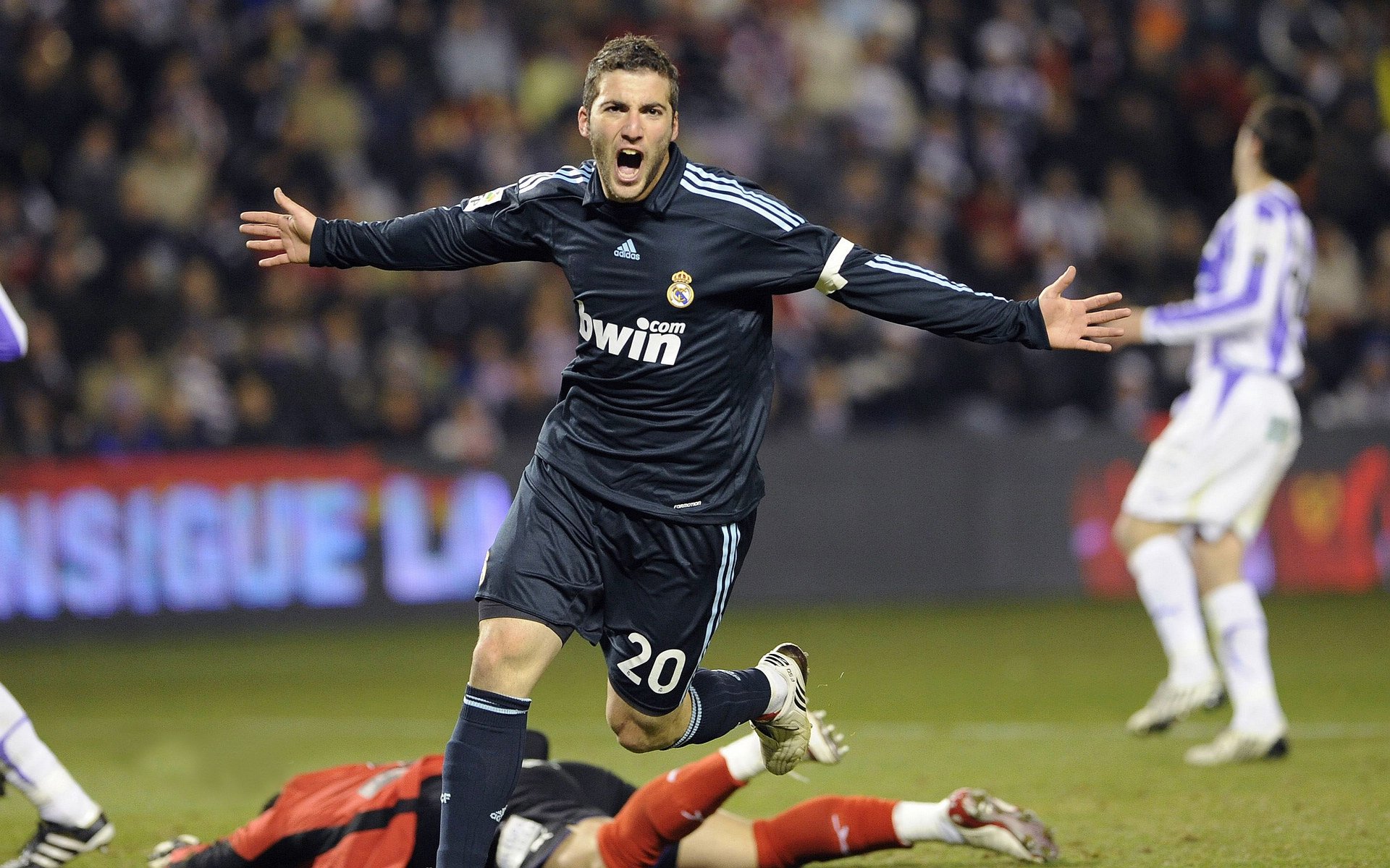 唯一性之战，当尼斯击溃AC米兰，伊布在欧冠淘汰赛接管比赛