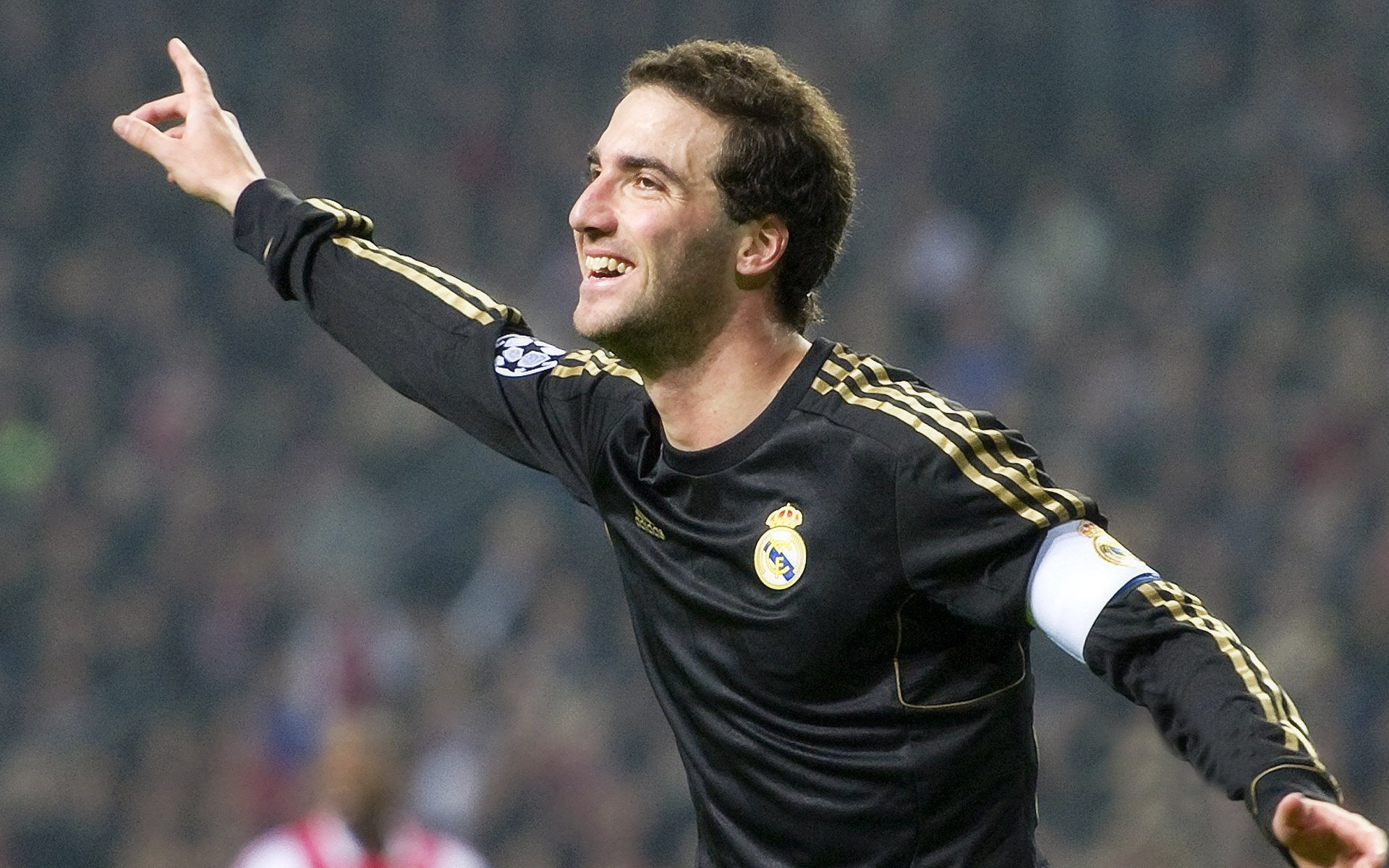 冰与火之歌,勒沃库森掀翻冰岛铁壁,梅西一锤定音诠释关键先生